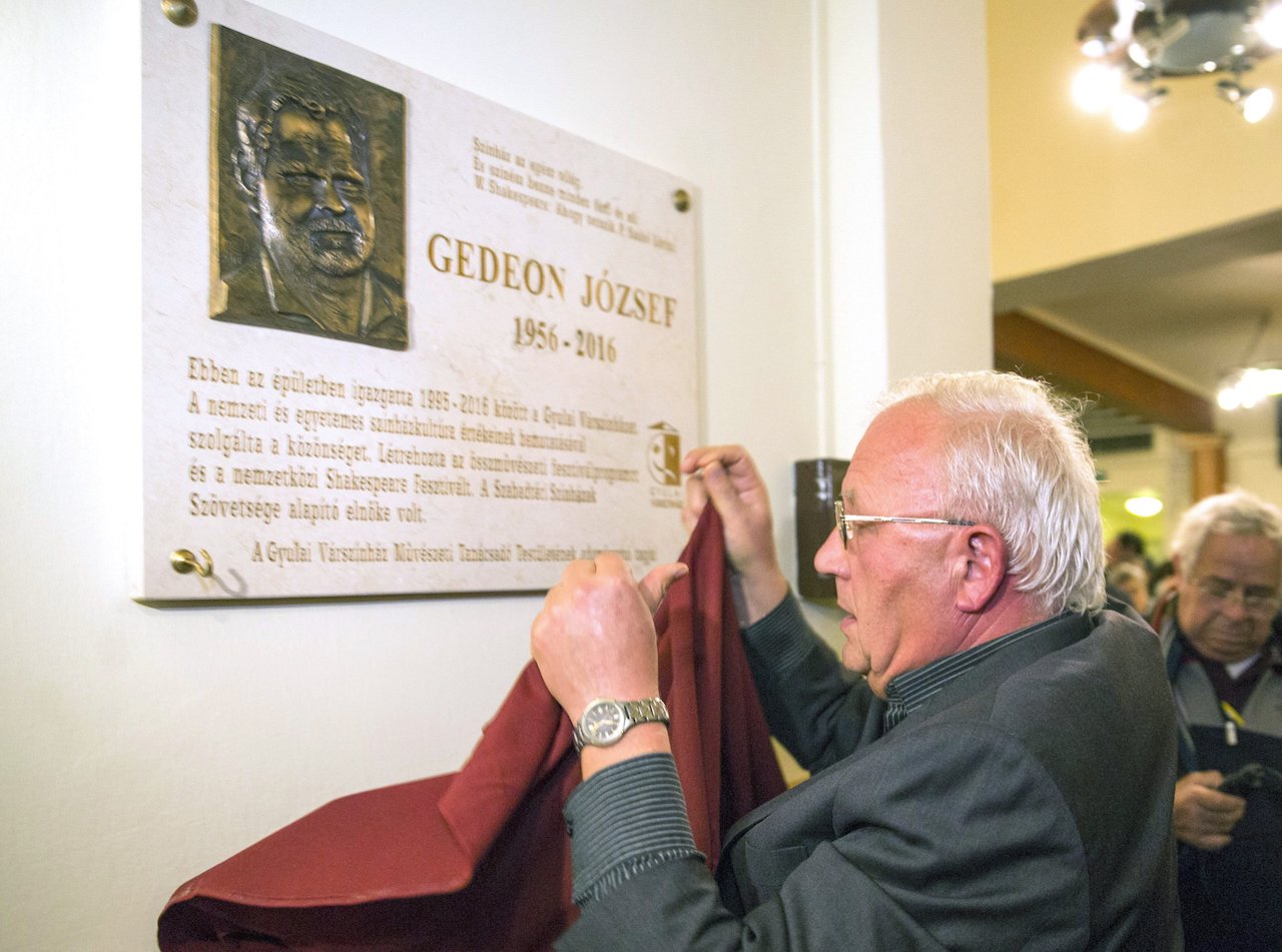 Domborművet avattak a Gyulai Várszínház korábbi igazgatója emlékére