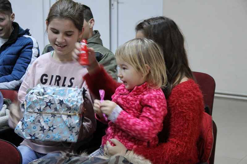 Karácsonyi adományok a Jókai Színháztól a nagyszalontai gyermekotthon lakóinak