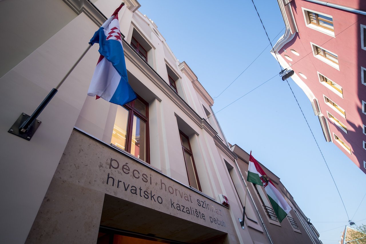 Átadták a felújított és kibővített Pécsi Horvát Színházat