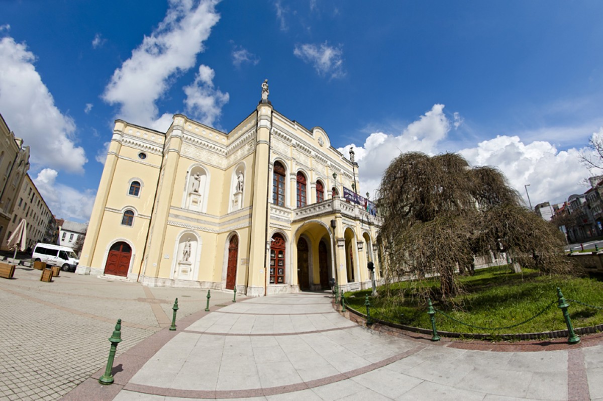 A Csokonai Színház felújítás előtt álló épületétől búcsúznak Debrecenben