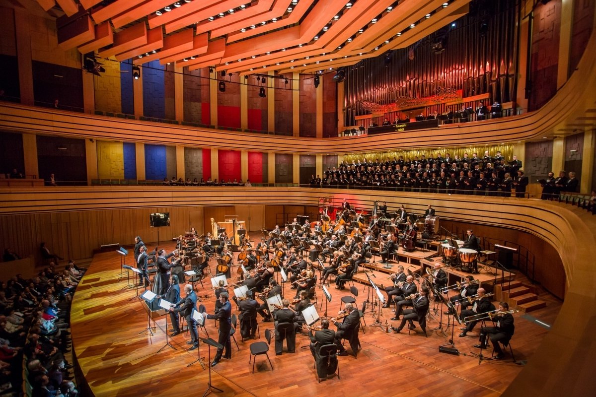 Budapesten, vidéken, Koreában és Csehországban is vendégszerepel az Opera