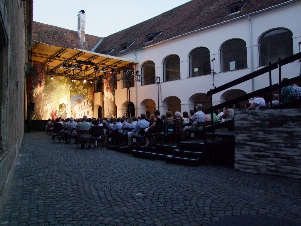 Harminc produkcióval várja a közönséget a Kőszegi Várszínház a nyáron