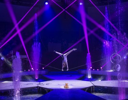 Cirkuszi imádság a békéért – Látványos vízi cirkuszi előadás a Fővárosi Nagycirkuszban