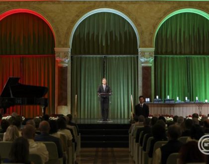 Hankó Balázs állami kitüntetéseket és művészeti díjakat adott át a Pesti Vigadóban