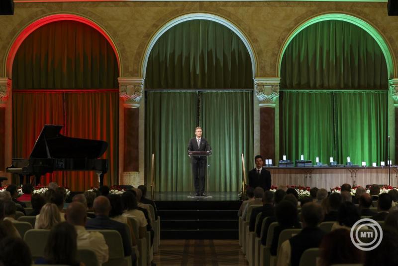 Hankó Balázs állami kitüntetéseket és művészeti díjakat adott át a Pesti Vigadóban