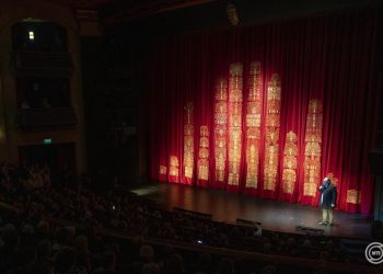 Felavatták a Nemzeti Színház új díszfüggönyét