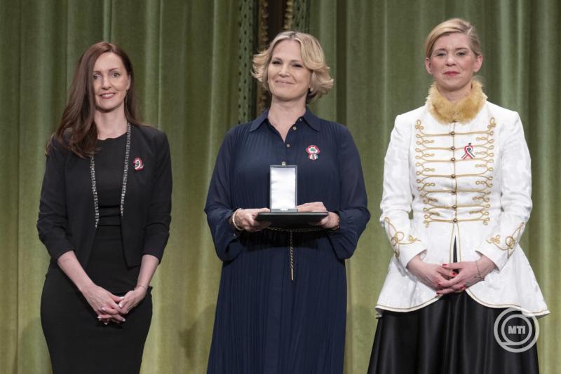 Varga-Bajusz Veronika és Kiss-Hegyi Anita állami kitüntetéseket adott át a Pesti Vigadóban
